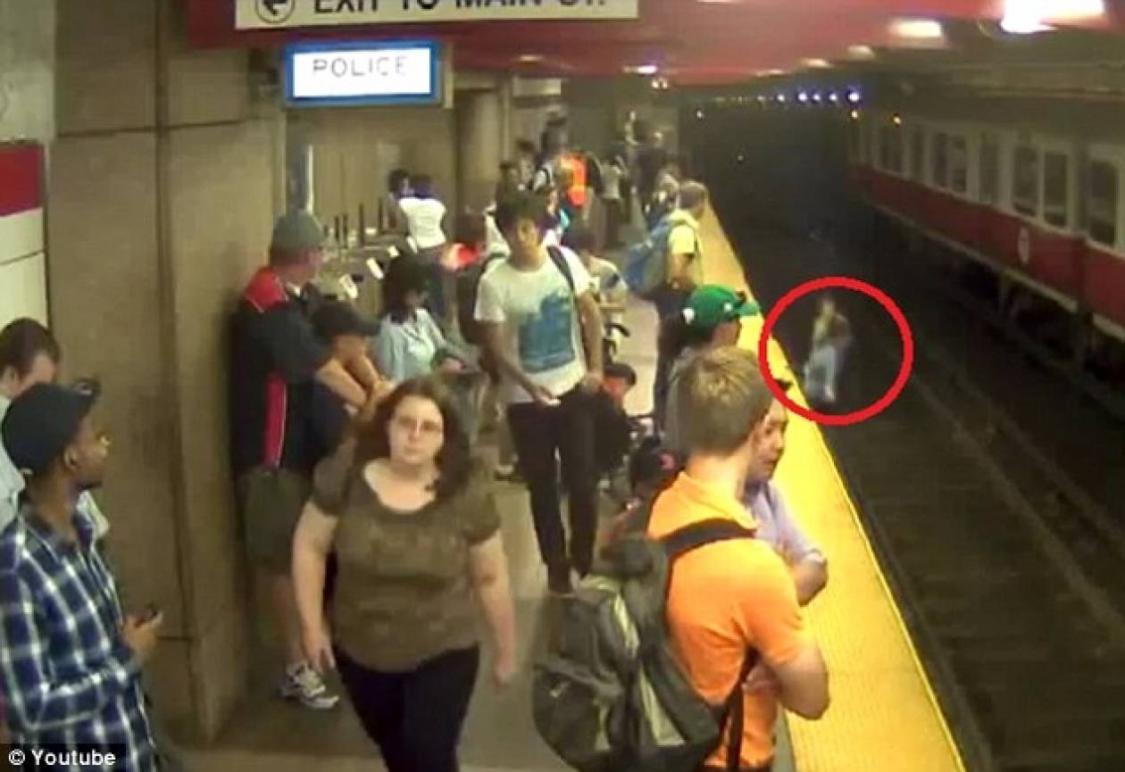 Video: Μάνα έπεσε με το παιδί της στις ράγες του μετρό