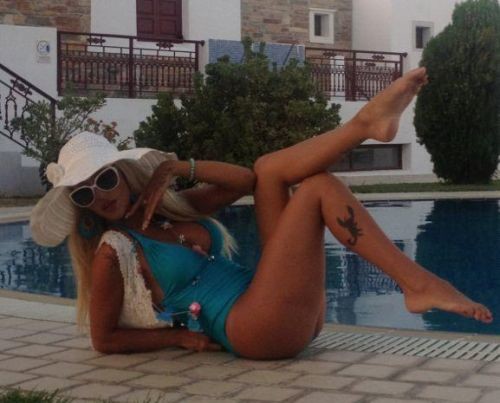 Ζέτα Θεοδωροπούλου: Καυτές πόζες με μαγιό δίπλα στην πισίνα (pics)