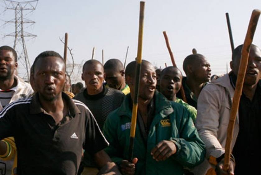 Ν. Αφρική: Νέα βίαια επεισόδια σε μεταλλείο της Λονμίν