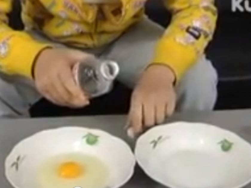 Βίντεο: Απίστευτο κόλπο για να ξεχωρίσετε τον κρόκο από το ασπράδι