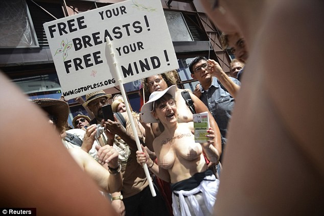Βίντεο: Εκατοντάδες γυναίκες γιόρτασαν την ημέρα του Topless!