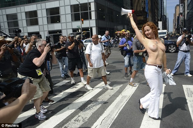 Βίντεο: Εκατοντάδες γυναίκες γιόρτασαν την ημέρα του Topless!