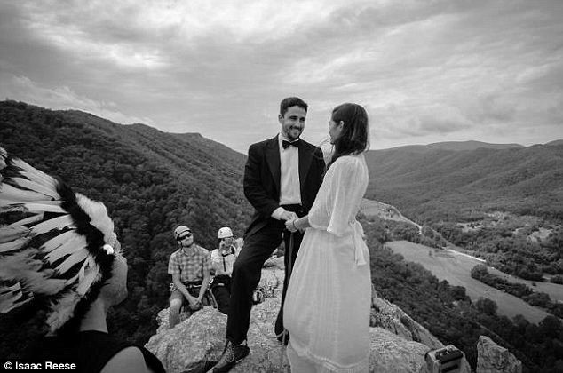 Ανέβηκαν για τις φωτογραφίες γάμου σε βράχο ύψους 300 μέτρων