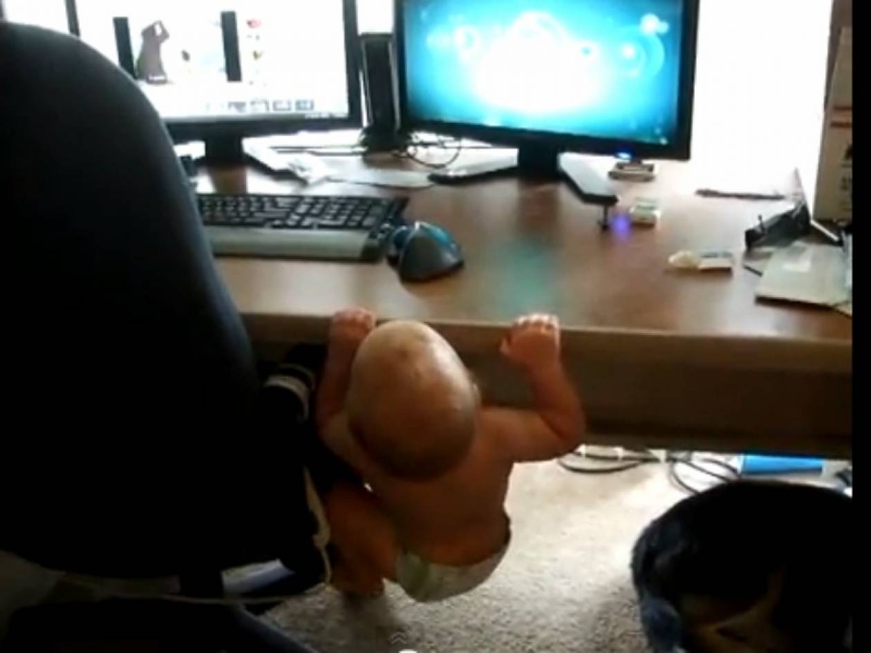 Βίντεο: Το μωρό που κάνει μονόζυγο!