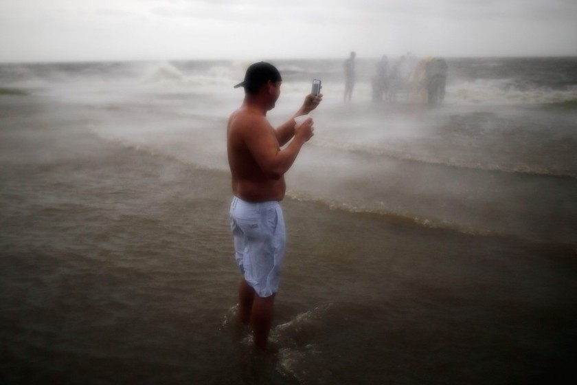 Άνθρωποι που αψήφησαν τον τυφώνα Ισαάκ! (pics)