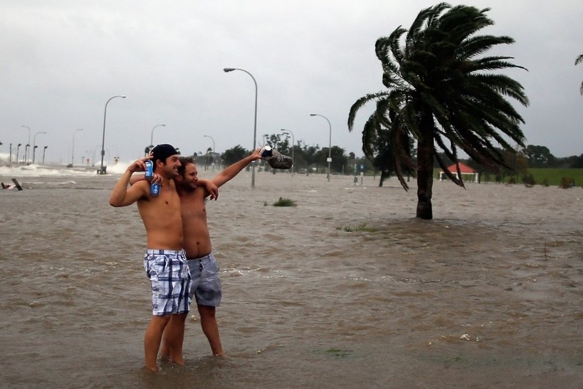 Άνθρωποι που αψήφησαν τον τυφώνα Ισαάκ! (pics)