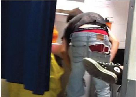 ΕΙΚΟΝΕΣ ΣΟΚ: Χρήση ηρωίνης στα εξωτερικά του Νοσοκομείου Ρίου