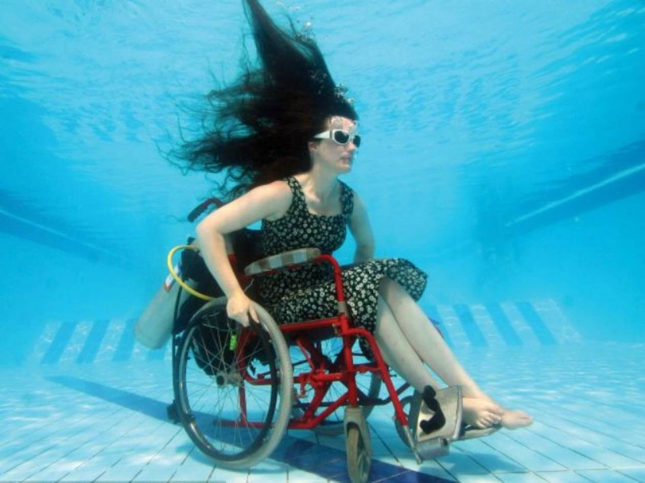 Υποθαλάσσια ακροβατικά με αναπηρικό καροτσάκι! (pics)