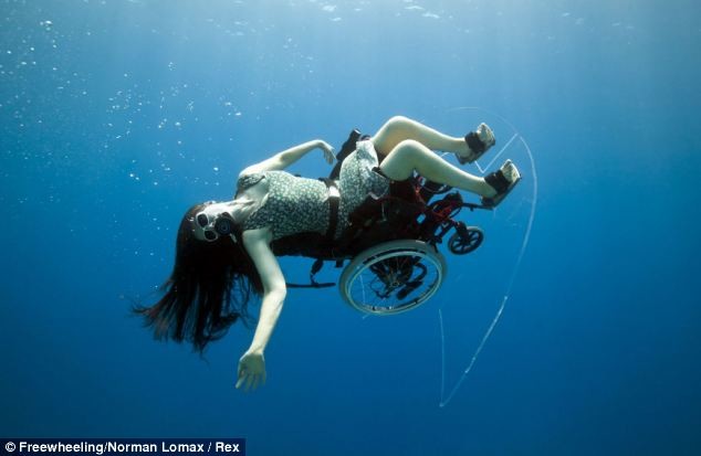 Υποθαλάσσια ακροβατικά με αναπηρικό καροτσάκι! (pics)