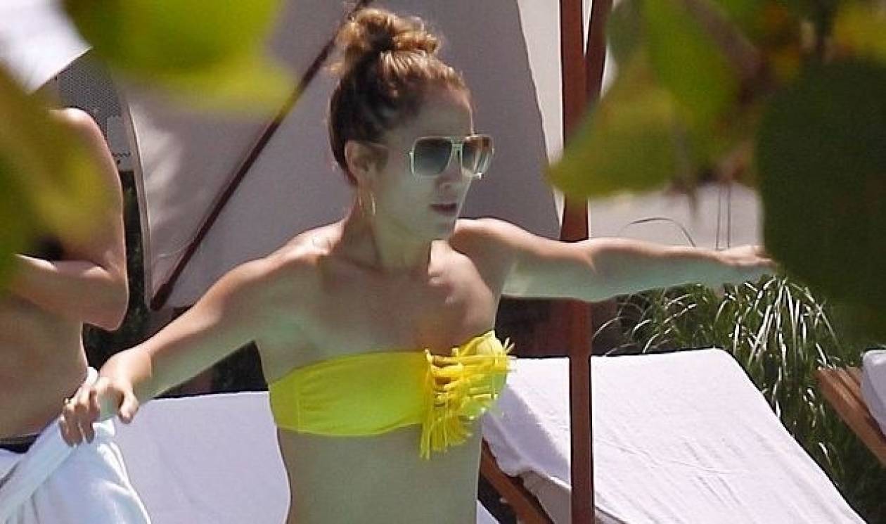H Jennifer Lopez στην πισίνα (pics)