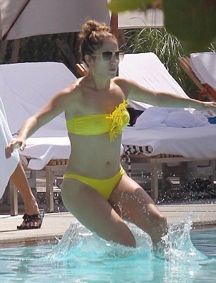 H Jennifer Lopez στην πισίνα (pics) 