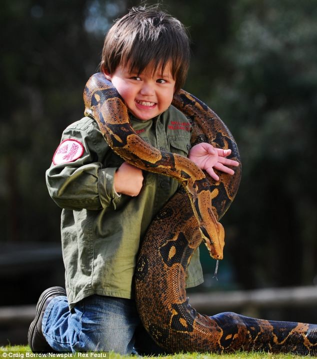 Ο δίχρονος που δαμάζει τα φίδια