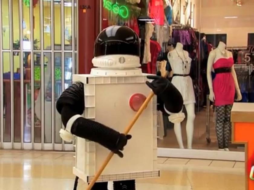Απίστευτη φάρσα: Το ρομπότ ερωτεύτηκε (vid)