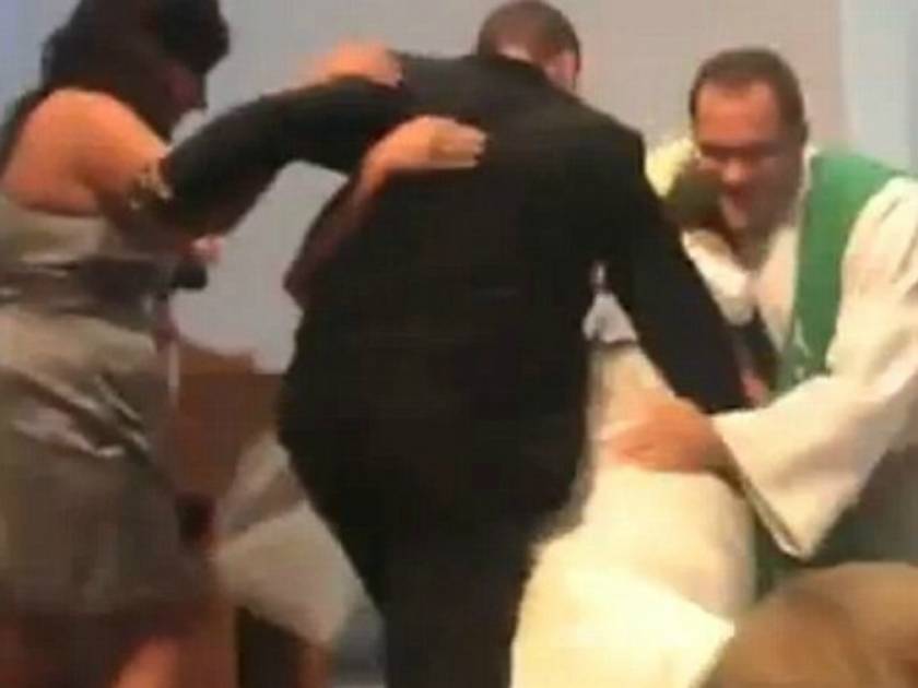 Βίντεο: Πήγε να φιλήσει τη νύφη και την έριξε κάτω