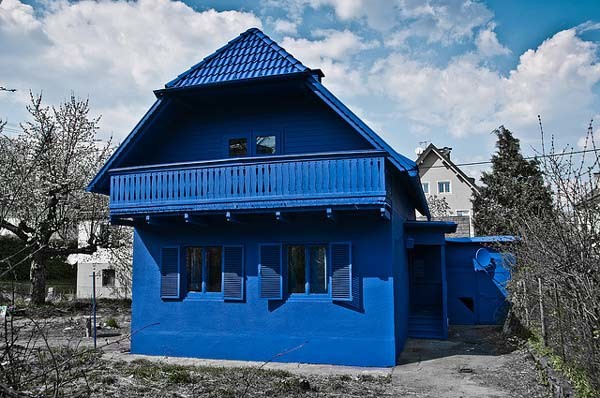 Πόσο μπορείς να αντέξεις σε ένα μπλε σπίτι; (pics)