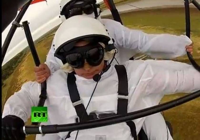 Βίντεο: Ο Πούτιν πετά με ανεμόπτερο μαζί με σμήνος πουλιών