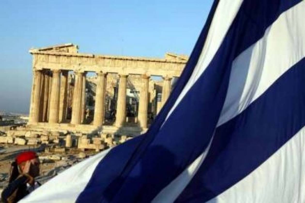 Δεν τους άφησαν να φωτογραφηθούν με την ελληνική σημαία στην Ακρόπολη