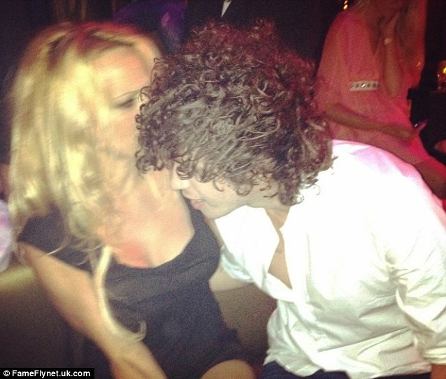 Pamela Anderson: Στις Κάννες με 23χρονο!