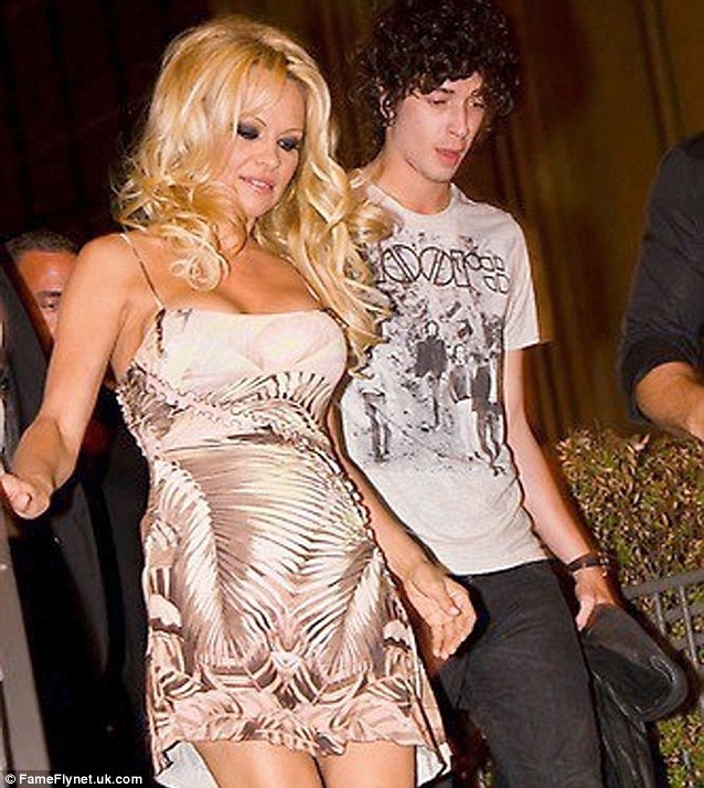 Pamela Anderson: Στις Κάννες με 23χρονο!