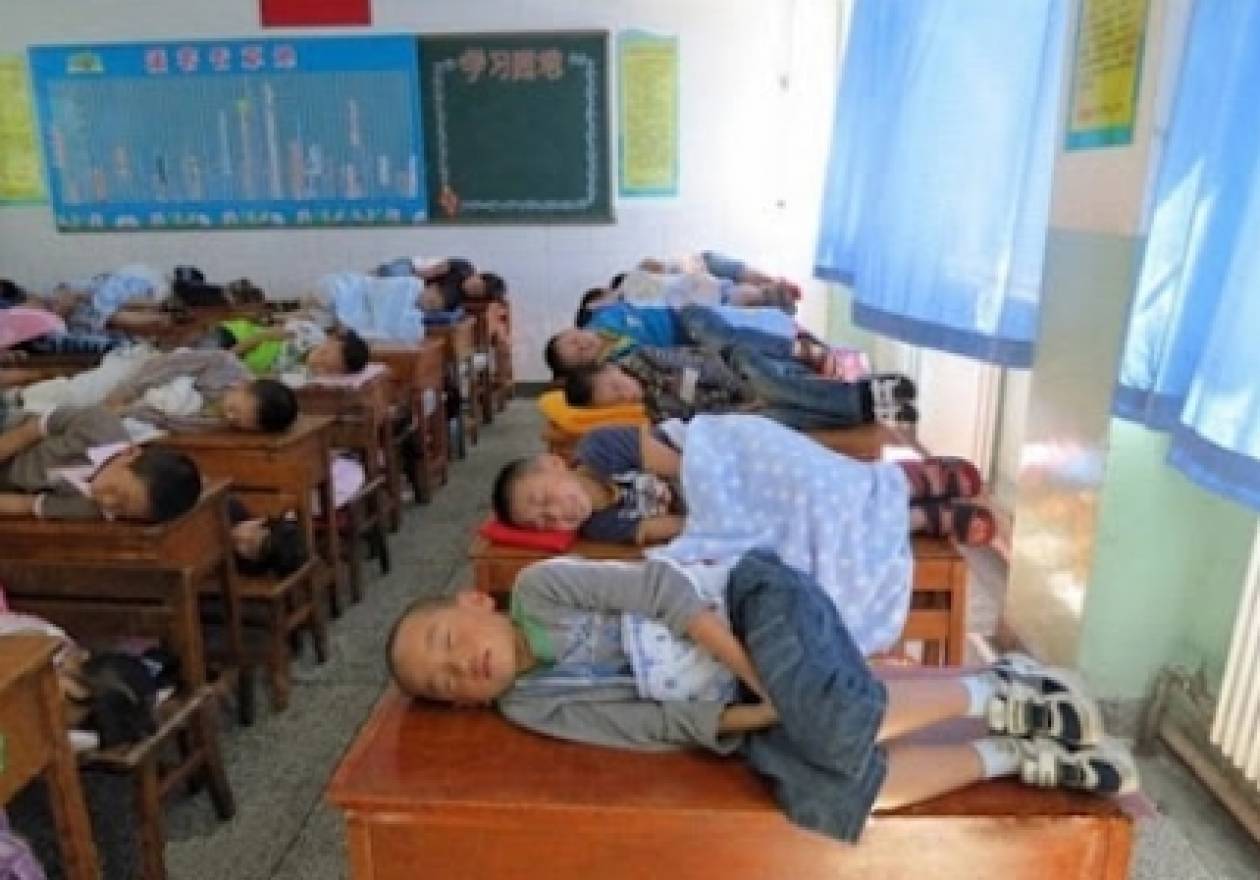 Αναγκάζουν τους μαθητές να κοιμούνται πάνω στα θρανία