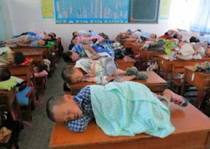 Αναγκάζουν τους μαθητές να κοιμούνται πάνω στα θρανία 