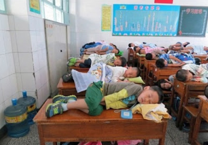 Αναγκάζουν τους μαθητές να κοιμούνται πάνω στα θρανία 