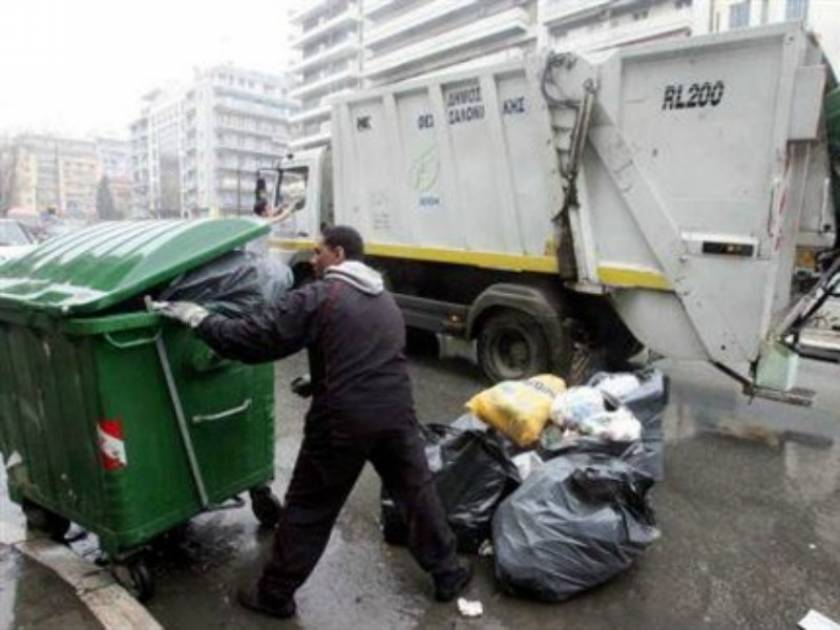 Ιωάννινα: 17χρονοι έψαχναν στα σκουπίδια για φαγητό