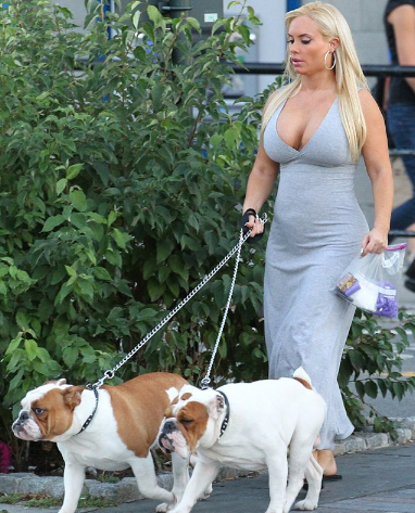 Έβαλε κάτι απλό και.. έβγαλε βόλτα τα σκυλιά της! (pics)