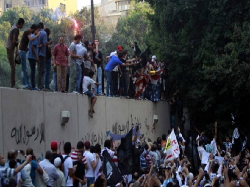Αίγυπτος: Συλλήψεις για την εισβολή στην αμερικανική πρεσβεία