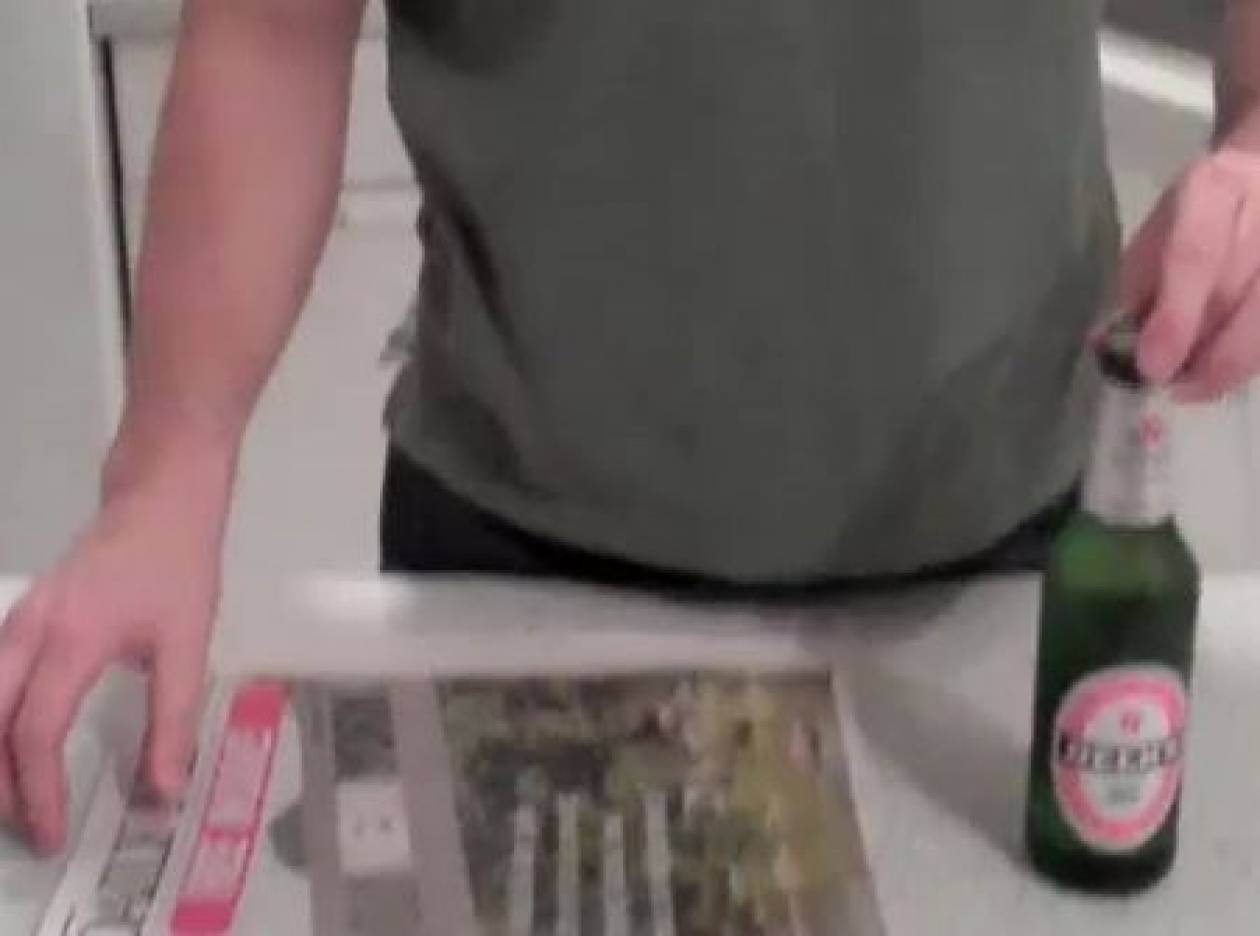 Βίντεο: Πώς να ανοίξεις μπουκάλι με μια… εφημερίδα