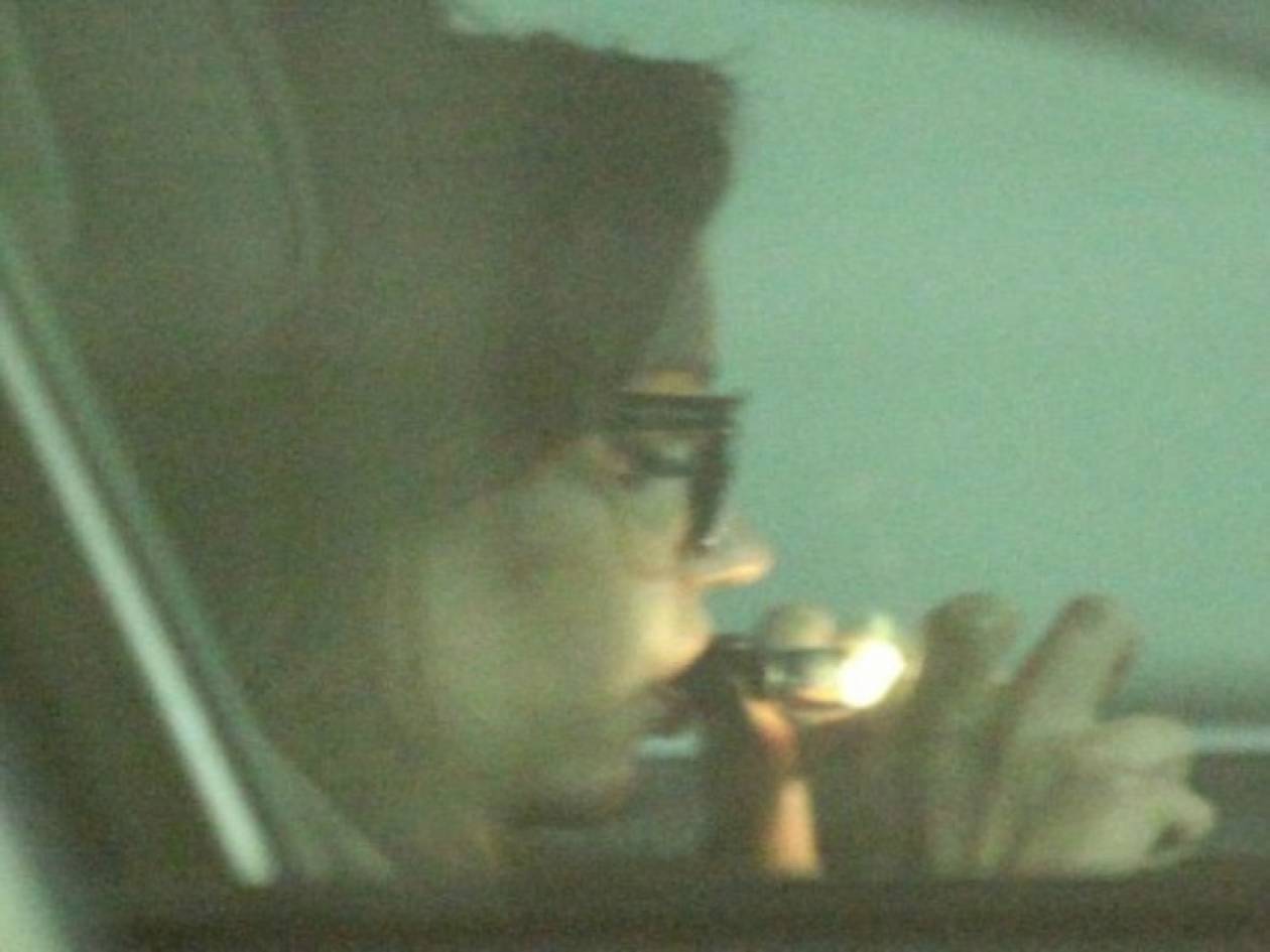 Διάσημη ηθοποιός πιάστηκε να καπνίζει χασίς την ώρα που οδηγούσε