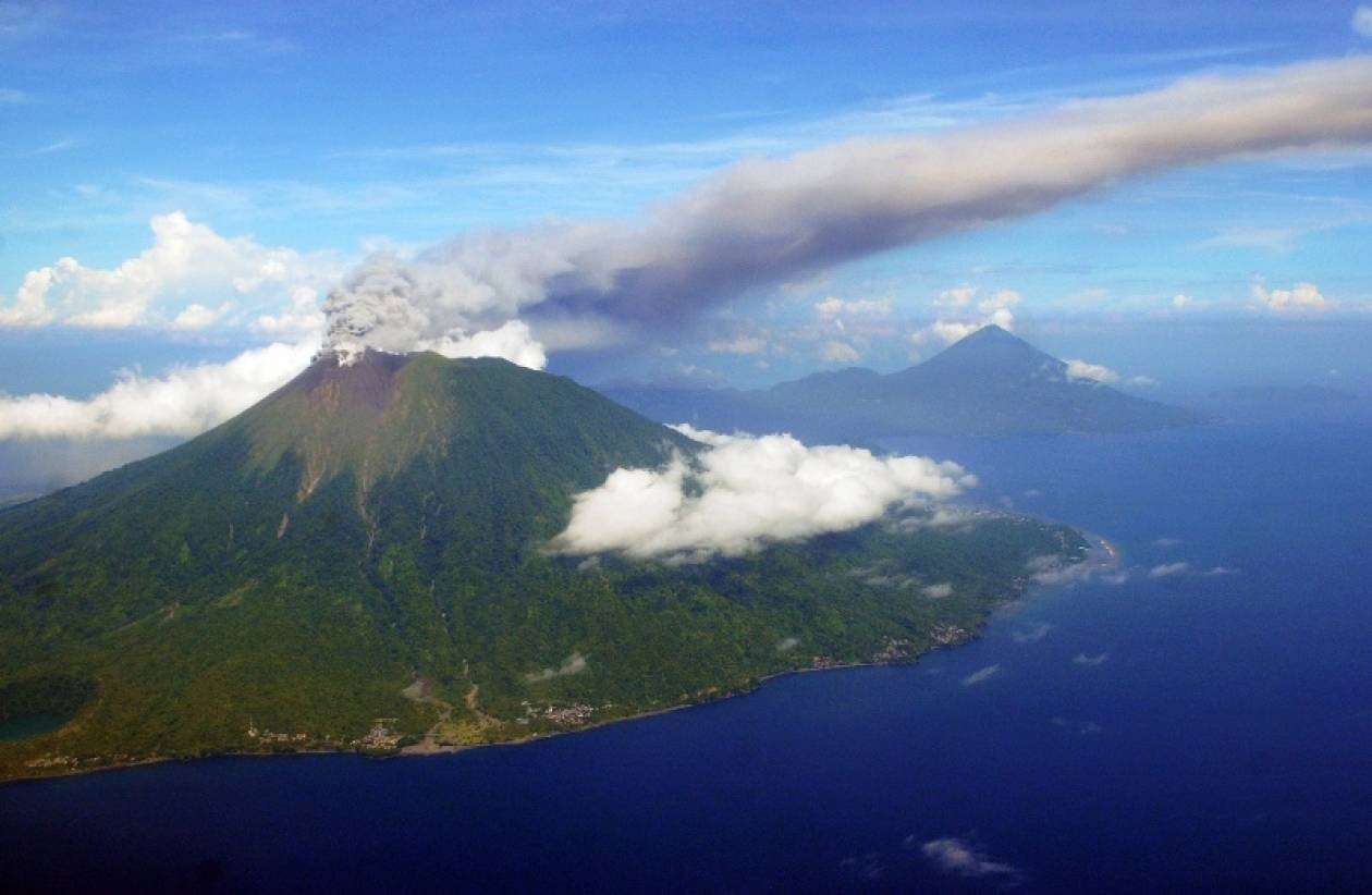 Ξύπνησε το ηφαίστειο Γκαμαλάμα της Ινδονησίας