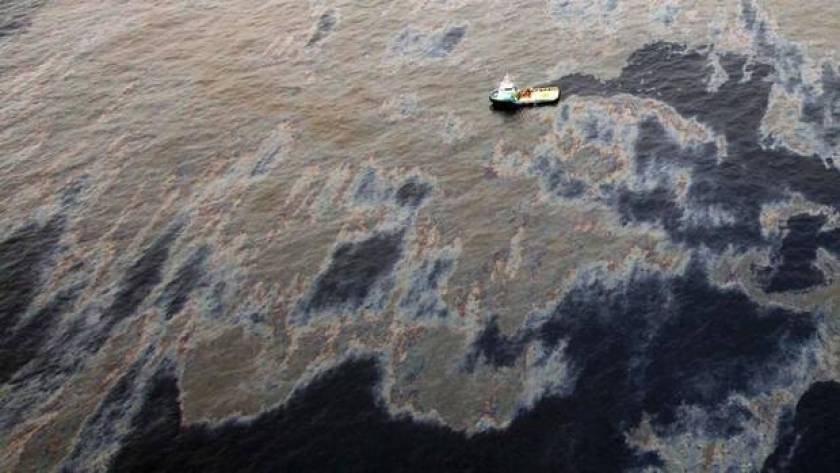 H Chevron θα… πληρώσει για τη διαρροή πετρελαίου στη θάλασσα