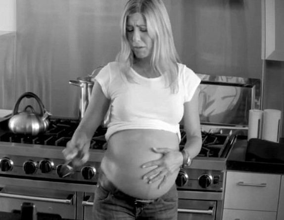 Φωτογραφίες από την προχωρημένη εγκυμοσύνη της Aniston