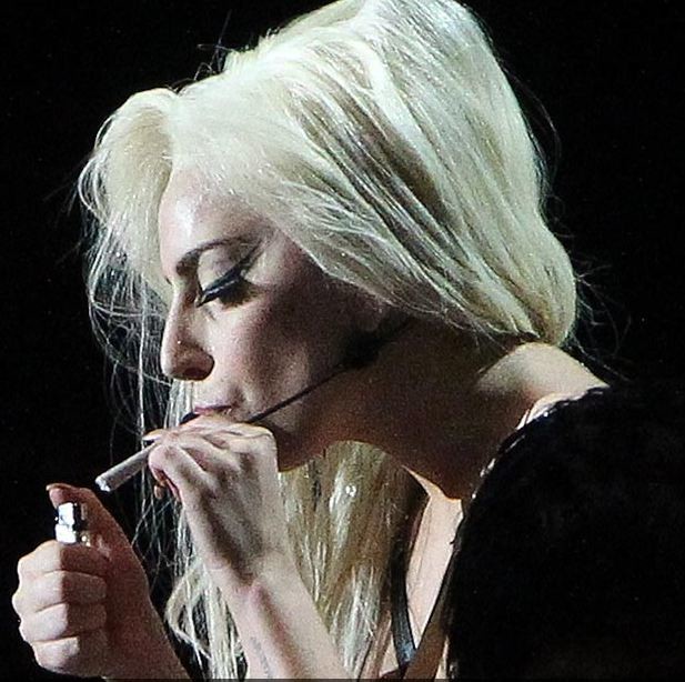 Βίντεο: Η Lady Gaga καπνίζει μαριχουάνα επί σκηνής