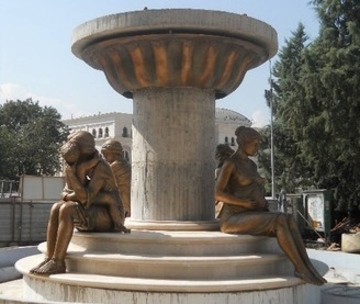 Πρόκληση! Aγαλμα της μητέρας του Μ. Αλεξάνδρου στα Σκόπια