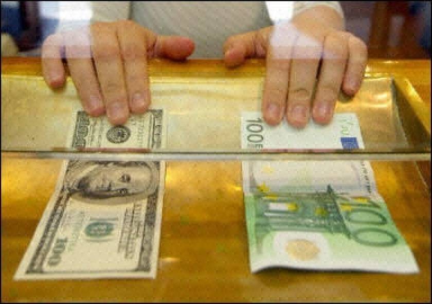Σε πτωτική τροχιά το ευρώ έναντι του δολαρίου