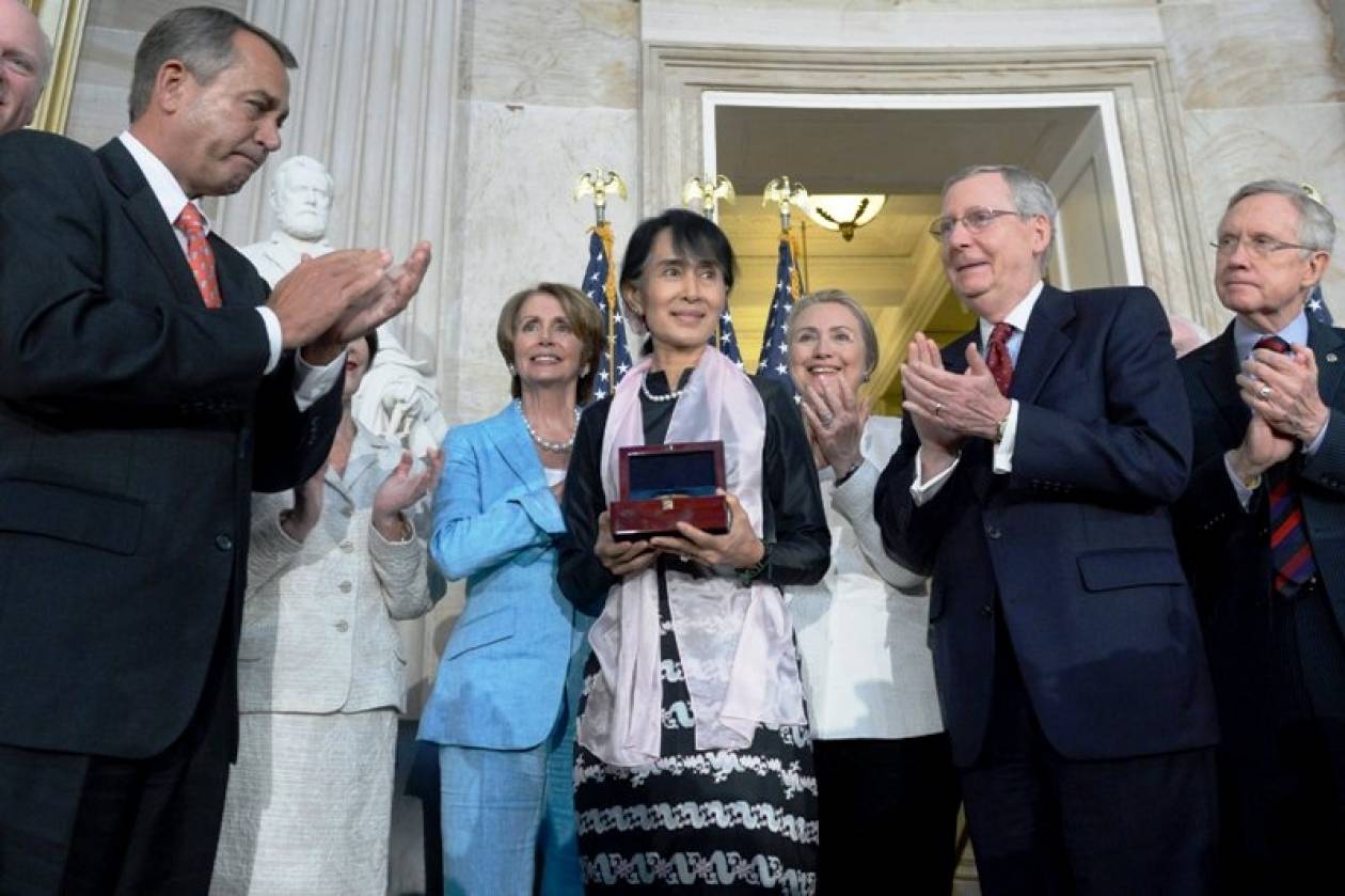 Η Αούνγκ Σαν Σου Κίι παρέλαβε το Χρυσό Μετάλλιο του Κογκρέσου