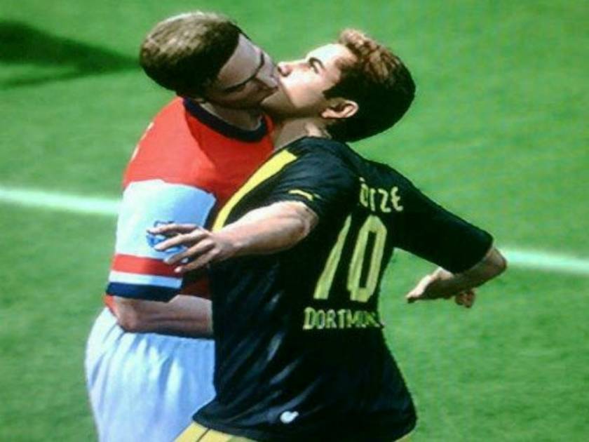 Βίντεο: Ποδοσφαιριστής φιλά στο στόμα αντίπαλο μέσα στο γήπεδο!