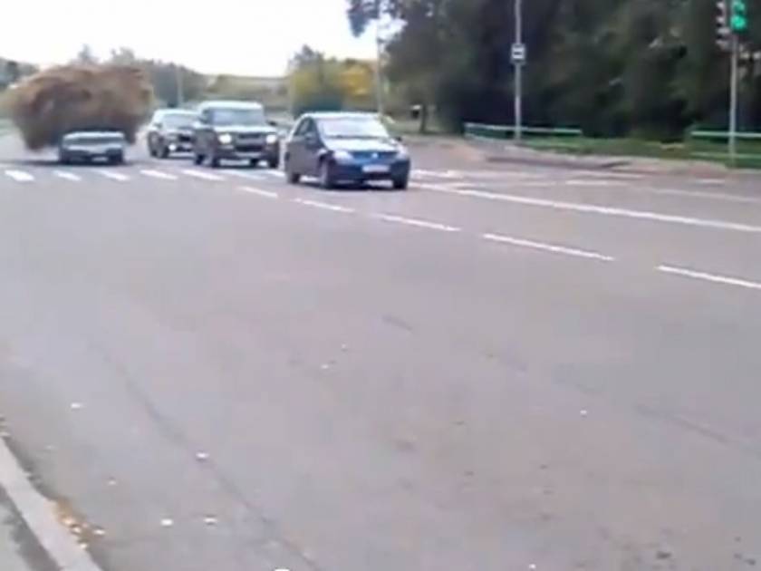 Βίντεο: Κι όμως οδηγεί έτσι σε κεντρικό δρόμο