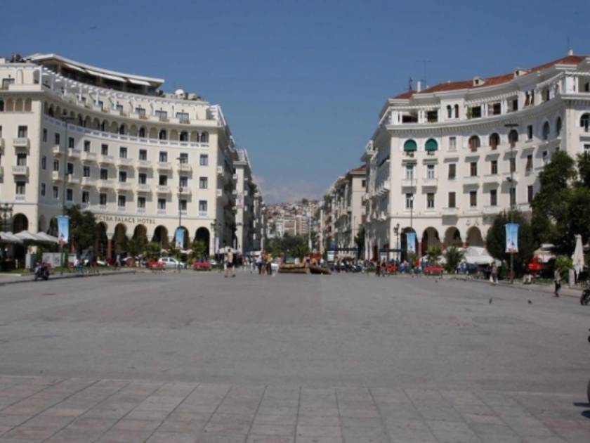 «Καθαρίζει» η Θεσσαλονίκη από τα παράνομα τραπεζοκαθίσματα