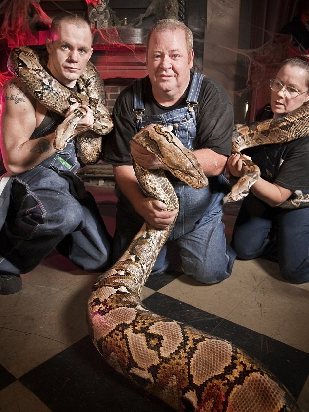 Το μεγαλύτερο φίδι του κόσμου ζει σε.. στοιχειωμένο σπίτι