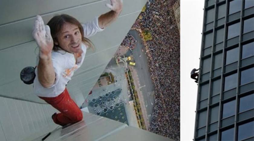Σε ουρανοξύστη 268 μέτρων σκαρφάλωσε ο Γάλλος «άνθρωπος αράχνη»!