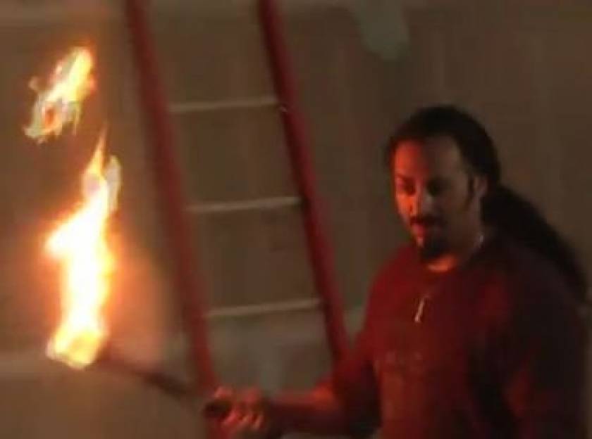 Βίντεο: Η μεγαλύτερη φλόγα από το στόμα
