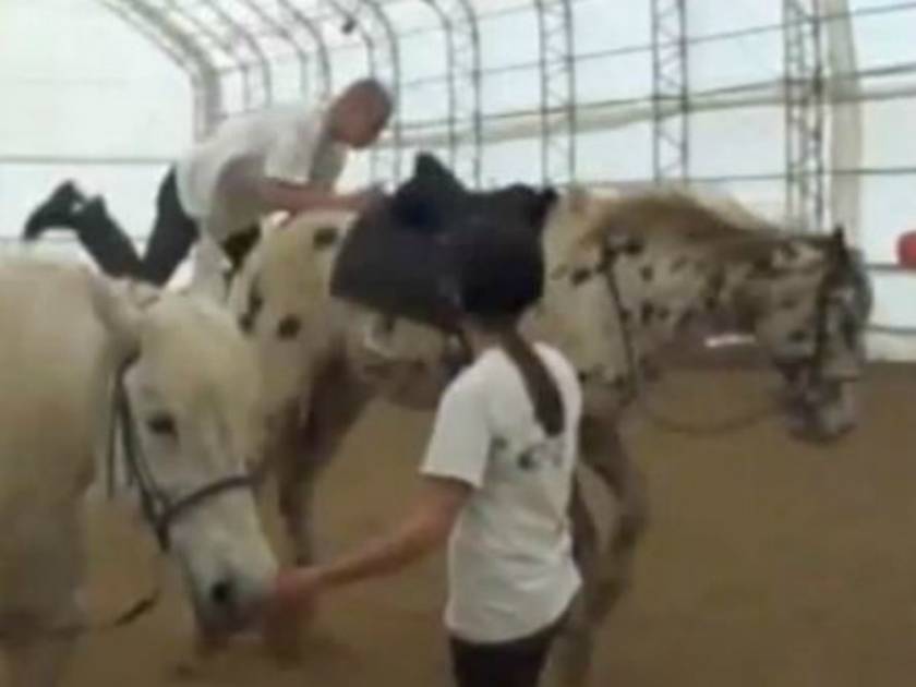 Δείτε πώς να ΜΗΝ επιχειρήσετε να ανέβετε σε άλογο! (vid)