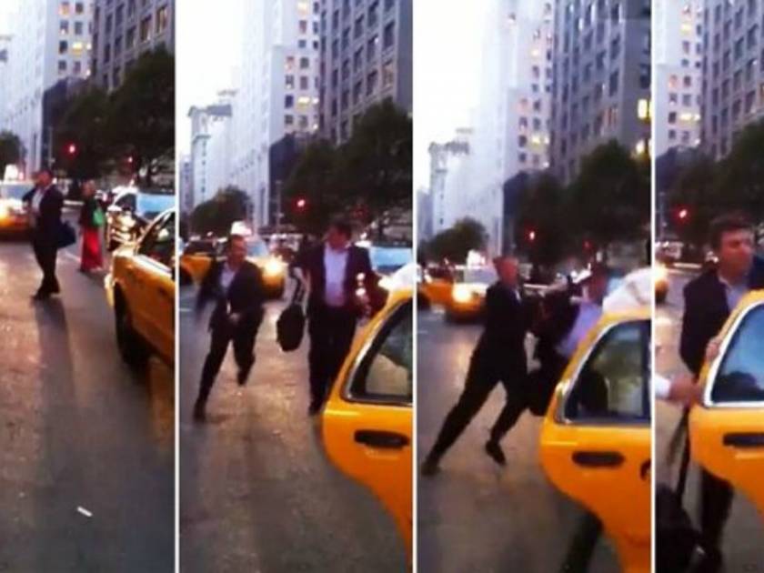 Πλακώθηκαν στο κέντρο της Νέας Υόρκης για ένα ταξί! (vid)
