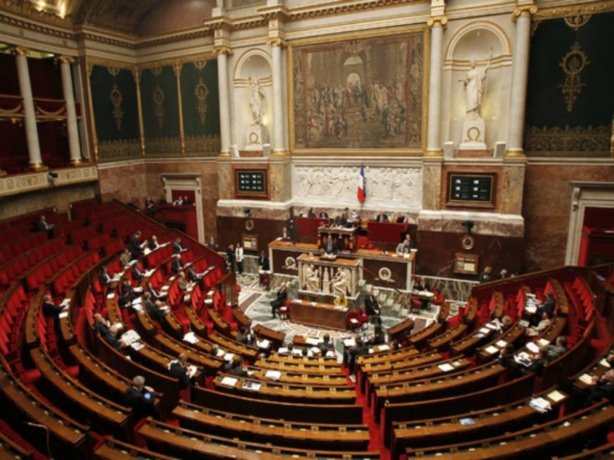 Γαλλία: Η Εθνοσυνέλευση σφίγγει τη ζώνη