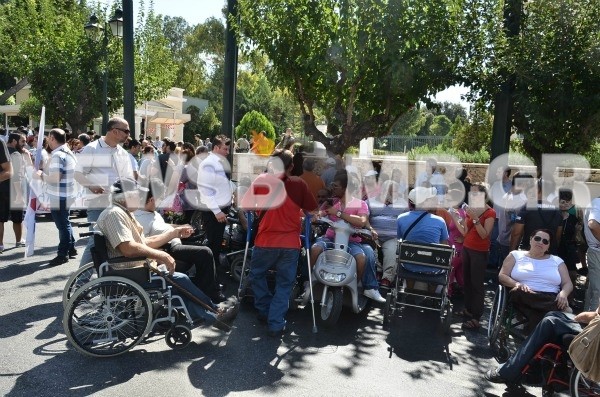 ΝΤΡΟΠΗ: Τα ΜΑΤ χτύπησαν άτομα με αναπηρία έξω από τη Βουλή (ΦΩΤΟ)