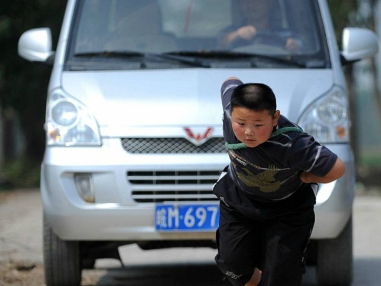 7χρονος «Ηρακλής» σέρνει αυτοκίνητα