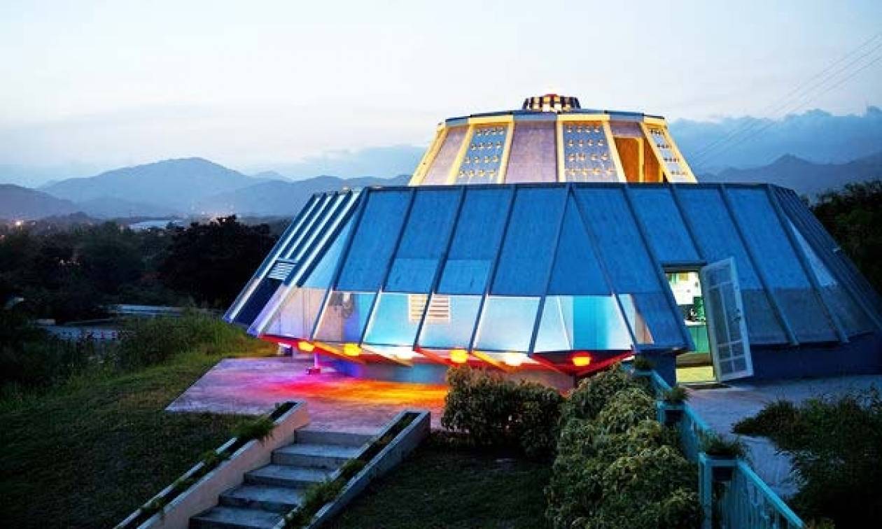 Απίστευτο! Εφτιαξε κατοικία σε σχήμα UFO για εκδίκηση...